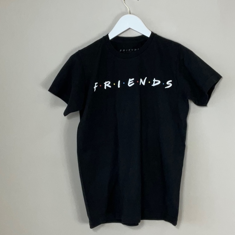 Friends black tee